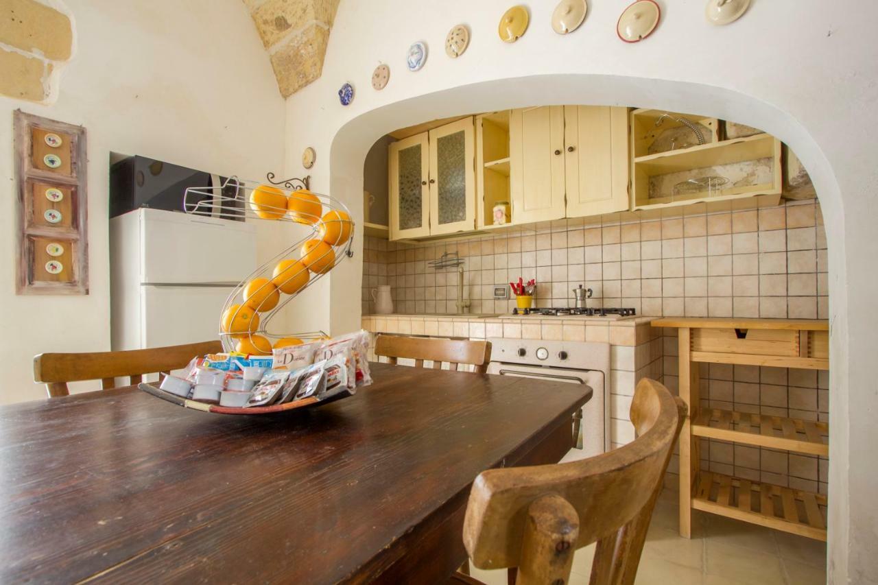 Explore The Historic City On Foot From An Old Town House Lecce Buitenkant foto