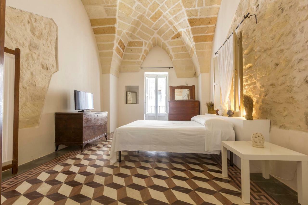Explore The Historic City On Foot From An Old Town House Lecce Buitenkant foto
