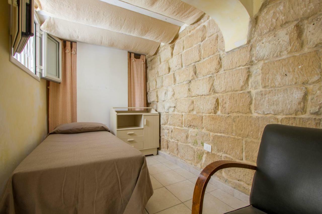Explore The Historic City On Foot From An Old Town House Lecce Buitenkant foto