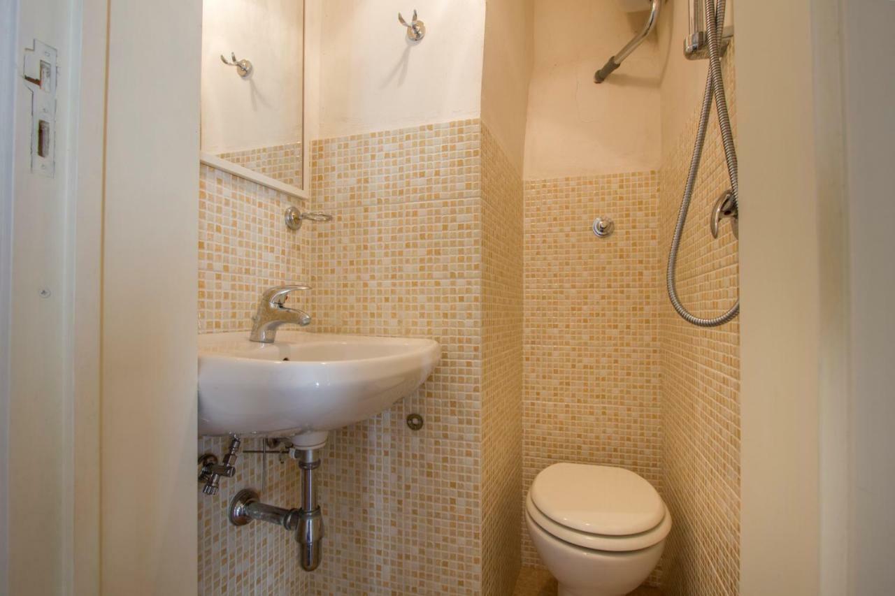 Explore The Historic City On Foot From An Old Town House Lecce Buitenkant foto